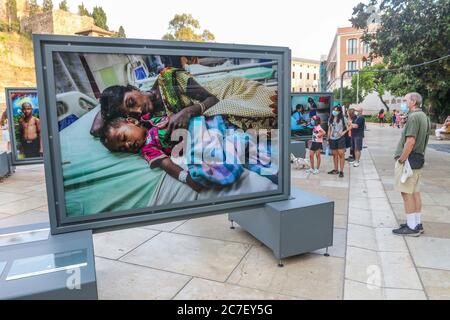 16. Juli 2020: 16. Juli 2020 (Malaga) Fotoausstellung in der Alcazabilla Straße, neben dem römischen Theater der Fotografin Cristina Garcia Rodero mit dem Titel Tierra de SueÃ±os gesponsert vom Caixa Forum Credit: Lorenzo Carnero/ZUMA Wire/Alamy Live News Stockfoto