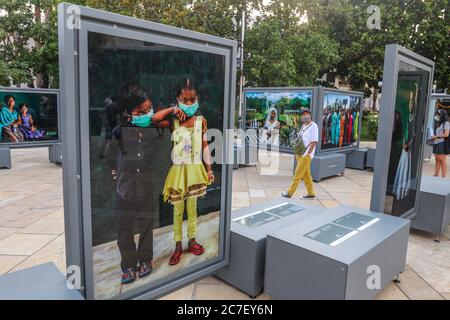 16. Juli 2020: 16. Juli 2020 (Malaga) Fotoausstellung in der Alcazabilla Straße, neben dem römischen Theater der Fotografin Cristina Garcia Rodero mit dem Titel Tierra de SueÃ±os gesponsert vom Caixa Forum Credit: Lorenzo Carnero/ZUMA Wire/Alamy Live News Stockfoto