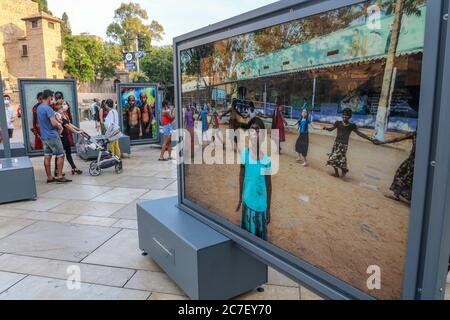 16. Juli 2020: 16. Juli 2020 (Malaga) Fotoausstellung in der Alcazabilla Straße, neben dem römischen Theater der Fotografin Cristina Garcia Rodero mit dem Titel Tierra de SueÃ±os gesponsert vom Caixa Forum Credit: Lorenzo Carnero/ZUMA Wire/Alamy Live News Stockfoto