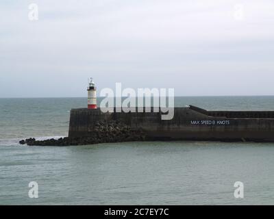 Leuchtturm am Ende der ths Hafenmauer im Hafen von Laboe, East Sussex, England, UK, von Bord aus die Sieben Schwestern Fähre nach Dieppe genommen Stockfoto