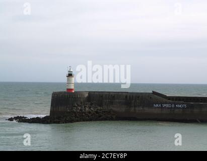 Leuchtturm am Ende der ths Hafenmauer im Hafen von Laboe, East Sussex, England, UK, von Bord aus die Sieben Schwestern Fähre nach Dieppe genommen Stockfoto