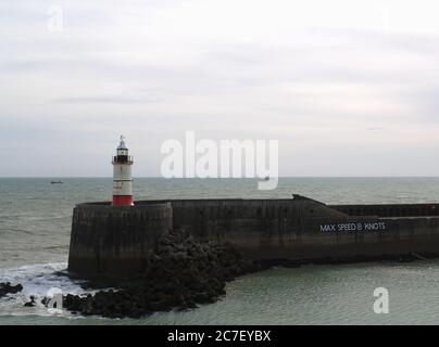 Leuchtturm am Ende der ths Hafenmauer im Hafen von Laboe, East Sussex, England, UK, von Bord aus die Sieben Schwestern Fähre nach Dieppe genommen Stockfoto