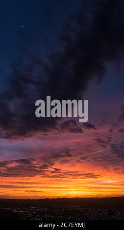 Low-Winkel vertikale Aufnahme des Himmels während des Sonnenuntergangs mit Die sichtbaren Sterne Stockfoto