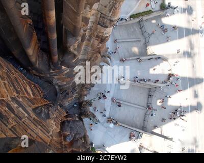 Luftaufnahme von Touristen bewunderng die Sagrada Família Tempel in Spanien, Barcelona Stockfoto