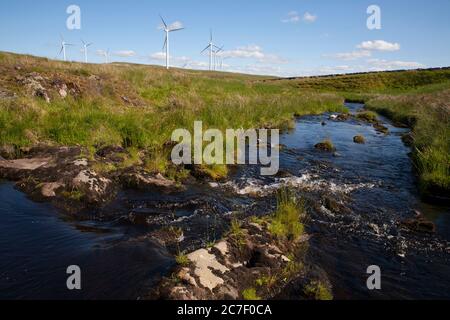 Einer Windenergieanlage, oder alternativ als eine Windkraftanlage, ist ein Gerät, dass die kinetische Energie des Windes in elektrische Energie umwandelt. Stockfoto