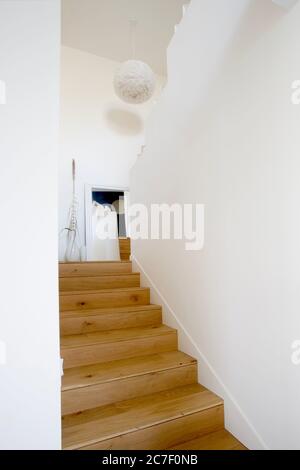 BORDEAUX, FRANKREICH - 11. Aug 2019: Eine vertikale Innenaufnahme einer Treppe bis zum zweiten Stock mit weißen Wänden Stockfoto