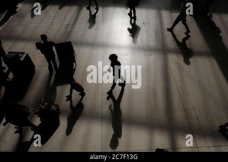 High Winkel Silhouette von Menschen zu Fuß auf der Straße mit Schatten bei Nacht Stockfoto