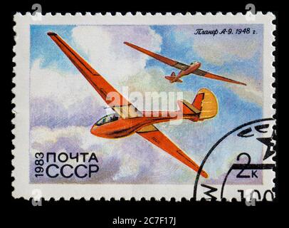 RUSSLAND, UdSSR - UM 1983: Eine Briefmarke aus der UdSSR mit dem Segelflugzeug Antonov A-9 1948 Stockfoto