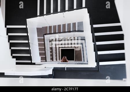 High-Angle-Aufnahme von Wendeltreppen und eine weibliche Aufnahme Ein Bild während des Tages Stockfoto