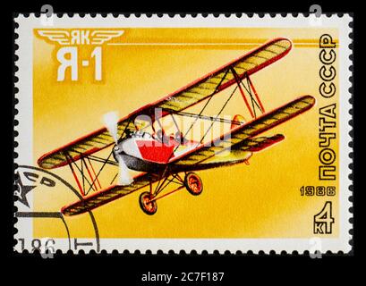 RUSSLAND, UdSSR - UM 1986: Eine Briefmarke aus der UdSSR mit dem Flugzeug Jakowlew Ya-1 Stockfoto