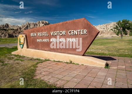 Scenic, South Dakota - 21. Juni 2020: Im Sommer Schild für das Ben Reifel Besucherzentrum im Badlands Nationalpark Stockfoto