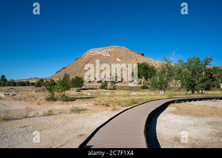 Promenade über die heißen Quellen Mineralterrassen des Hot Springs State Park in Thermopolis, Wyoming Stockfoto