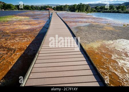 Promenade über die heißen Quellen Mineralterrassen des Hot Springs State Park in Thermopolis, Wyoming Stockfoto