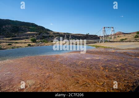 Hot Springs State Park in Thermopolis, Wyoming, zeigt die Mineralterrassen und schwingende Brücke Stockfoto