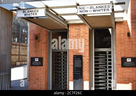 Eine Ausstellung im Apartheid Museum, die Segregation demonstriert. Ein separater Eingang für Weiße und Nichtweiße. Auch auf Afrikaans geschrieben. Johannesburg. Stockfoto