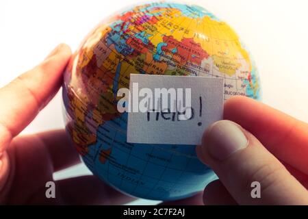 Hand Briefpapier mit hallo Formulierung Modell globe Stockfoto