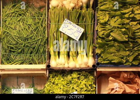 Horizontale Aufnahme von verschiedenen Arten von Gemüse auf dem Markt Stockfoto