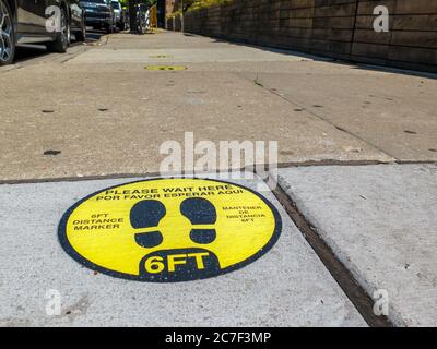 Sozialer Distanzierungsmarker auf Gehsteig. Damen Avenue, Wicker Park Nachbarschaft, Chicago, Illinois. Stockfoto