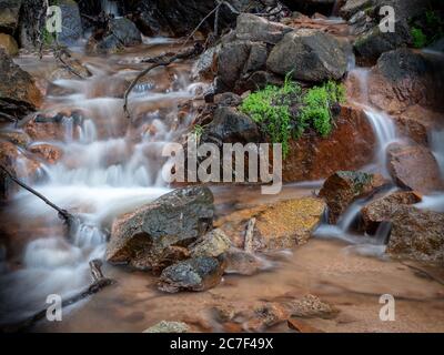 Schöne Aufnahme des Wassers, das die Felsen hinunter fließt Stockfoto