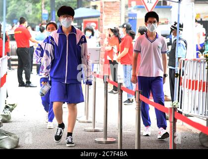 Peking, China. Juli 2020. Die Examinees betreten den Prüfungsort an der Beijing Zhongguancun High School in Peking, Hauptstadt von China, 17. Juli 2020. Die Abitur in Peking begann am Freitag und wird bis Juli 19 dauern. Quelle: Ren Chao/Xinhua/Alamy Live News Stockfoto