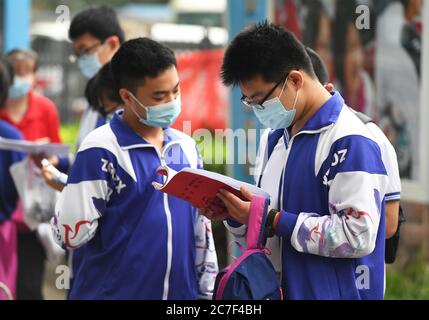 Peking, China. Juli 2020. Die Prüfungsvorbereite am Prüfungsort der Beijing Zhongguancun High School in Peking, Hauptstadt von China, 17. Juli 2020. Die Abitur in Peking begann am Freitag und wird bis Juli 19 dauern. Quelle: Ren Chao/Xinhua/Alamy Live News Stockfoto