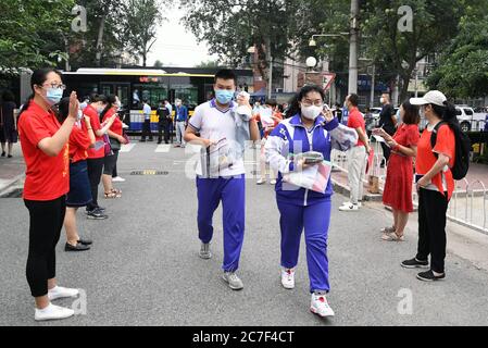 Peking, China. Juli 2020. Die Examinees betreten den Prüfungsort an der Beijing Zhongguancun High School in Peking, Hauptstadt von China, 17. Juli 2020. Die Abitur in Peking begann am Freitag und wird bis Juli 19 dauern. Quelle: Ren Chao/Xinhua/Alamy Live News Stockfoto