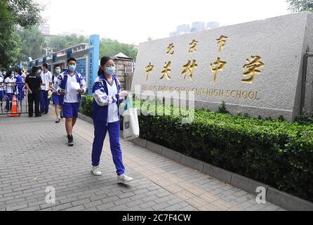 Peking, China. Juli 2020. Die Examinees betreten den Prüfungsort an der Beijing Zhongguancun High School in Peking, Hauptstadt von China, 17. Juli 2020. Die Abitur in Peking begann am Freitag und wird bis Juli 19 dauern. Quelle: Ren Chao/Xinhua/Alamy Live News Stockfoto