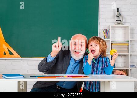 Großvater und Sohn haben Spaß zusammen. Konzept der wissenschaftlichen Ausbildung. Stockfoto