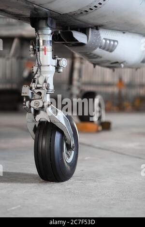 Vordere Fahrwerk des Flugzeugs auf dem Boden Stockfoto