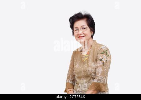 Glücklich asiatische Frau zu Hause entspannen, isolieren auf weißem Hintergrund. Stockfoto
