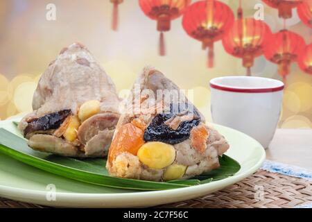 Reisknödel oder Zongzi ist ein traditionelles chinesisches Essen, das aus klejeweidem Reis mit verschiedenen Füllungen gefüllt und in Bambus- oder Schilfblätter verpackt wird. T Stockfoto