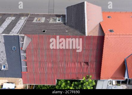 29. Juni 2020, Sachsen, Leisnig: Blick auf das baufällige Dach des Geburtshauses von Friedrich Olbricht. 76 Jahre nach dem Attentat auf Adolf Hitler kämpft die Stadt Leisnig darum, den Geburtsort ihres führenden Komplizen zu erhalten. Das denkmalgeschützte Gebäude, in dem der spätere Wehrmachtsgeneral 1888 geboren wurde, steht seit Jahren leer und ist vom Verfall bedroht. Da das Haus jedoch in Privatbesitz ist, kann die Stadt es nicht renovieren. (Luftaufnahme mit Drohne) (zu dpa 'Schlüsselfigur im Hitler-Attentat - Olbrichts Geburtsort verfällt') Foto: Jan Woitas/dpa-Zentralbild/d Stockfoto