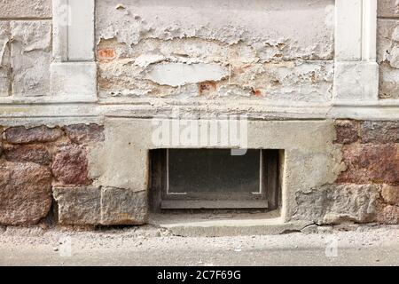 Leisnig, Deutschland. Juni 2020. Der verfallene Geburtsort von Friedrich Olbricht. 76 Jahre nach dem Attentat auf Adolf Hitler kämpft die Stadt Leisnig darum, den Geburtsort ihres führenden Komplizen zu erhalten. Das denkmalgeschützte Gebäude, in dem der spätere Wehrmachtsgeneral 1888 geboren wurde, steht seit Jahren leer und ist vom Verfall bedroht. Da das Haus jedoch in Privatbesitz ist, kann die Stadt es nicht renovieren. (To dpa 'Key Figure in the Hitler Attentat - Olbrichts Geburtsort verfällt') Credit: Jan Woitas/dpa-Zentralbild/dpa/Alamy Live News Stockfoto