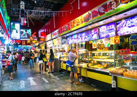 Touristen und Einheimische in Bugis Street Market, der größte Markt in Singapur, Bugis, Singapur, China, Singapur, Shopping, PRADEEP SUBRAMANIAN Stockfoto