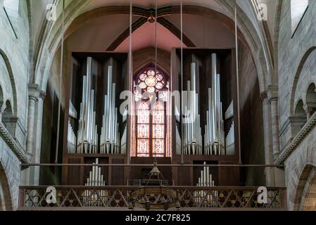 Basel, BL / Schweiz - 8. Juli 2020: Nahaufnahme der Pfeifenorgel im Inneren des Basler Münsters Stockfoto