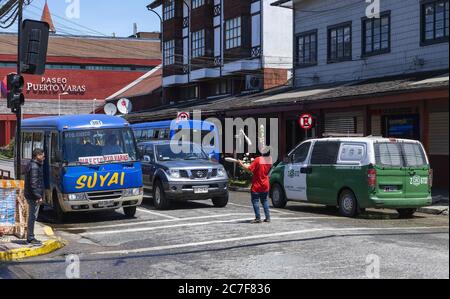 Geld verdienen durch Jonglieren an der Kreuzung in Puerto Varas, Chile Stockfoto