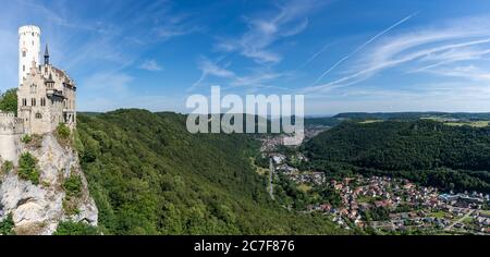 Lichtenstein, BW - 13. Juli 2020: Panoramablick auf Schloss Lichtenstein in Süddeutschland Stockfoto