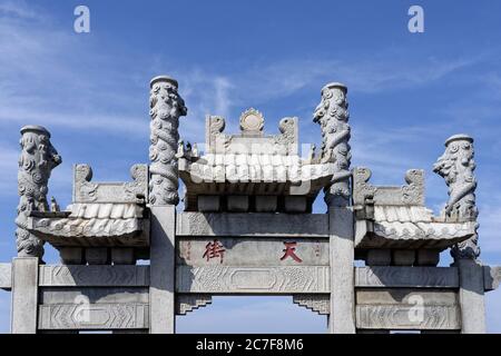 Tor am Berg Tai Shan, Doumugong, Berg Tai Shan, Shandong Sheng, China Stockfoto