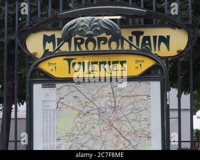 Paris, Frankreich. Juli 2020. Eingang der Metro-Station Tuileries in Paris im Jugendstil. Im Juli 19 jährt sich die Eröffnung der ersten Metrolinie in Paris zwischen den Bahnhöfen Porte Maillot und Porte de Vincennes zum 120. Mal. Die Métro ist in dieser Millionenmetropole noch immer ein äußerst beliebtes Verkehrsmittel. Quelle: Christian Böhmer/dpa/Alamy Live News Stockfoto