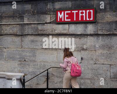 Paris, Frankreich. Juli 2020. Eingang der Metro-Station Concorde in Paris. Im Juli 19 jährt sich die Eröffnung der ersten Metrolinie in Paris zwischen den Bahnhöfen Porte Maillot und Porte de Vincennes zum 120. Mal. Die Métro ist in dieser Millionenmetropole noch immer ein äußerst beliebtes Verkehrsmittel. Quelle: Christian Böhmer/dpa/Alamy Live News Stockfoto