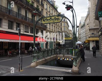 Paris, Frankreich. Juli 2020. Eingang der Metrostation Châtelet in Paris. Im Juli 19 jährt sich die Eröffnung der ersten Métro-Linie in Paris zwischen den Bahnhöfen Porte Maillot und Porte de Vincennes zum 120. Mal. Die Métro ist in dieser Millionenmetropole noch immer ein äußerst beliebtes Verkehrsmittel. Quelle: Christian Böhmer/dpa/Alamy Live News Stockfoto