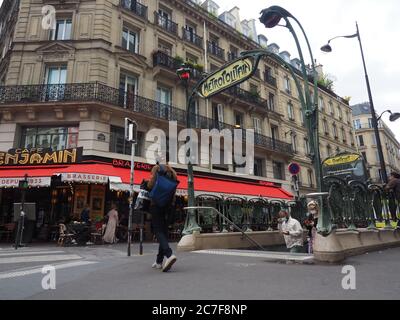 Paris, Frankreich. Juli 2020. Eingang der Metrostation Châtelet in Paris. Im Juli 19 jährt sich die Eröffnung der ersten Métro-Linie in Paris zwischen den Bahnhöfen Porte Maillot und Porte de Vincennes zum 120. Mal. Die Métro ist in dieser Millionenmetropole noch immer ein äußerst beliebtes Verkehrsmittel. Quelle: Christian Böhmer/dpa/Alamy Live News Stockfoto