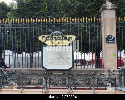 Paris, Frankreich. Juli 2020. Eingang der Metro-Station Tuileries in Paris. Im Juli 19 jährt sich die Eröffnung der ersten Metrolinie in Paris zwischen den Bahnhöfen Porte Maillot und Porte de Vincennes zum 120. Mal. Die Métro ist in dieser Millionenmetropole noch immer ein äußerst beliebtes Verkehrsmittel. Quelle: Christian Böhmer/dpa/Alamy Live News Stockfoto