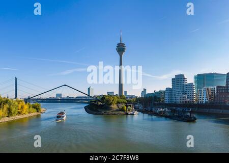 Stadtpanorama am Medienhafen mit Gehry-Gebäuden am neuen Zollhof und Rheinturm, Düsseldorf, Nordrhein-Westfalen, Deutschland Stockfoto