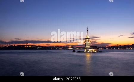 Leuchtturm, Leander's Tower oder Girls' Tower, kiz Kulesi, bei Sonnenuntergang, Insel im Bosporus, Ueskuedar, Istanbul, Türkei Stockfoto