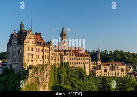 Sigmaringen, BW - 12. Juli 2020 : Blick auf die Burg Hohenzollern bei Sigmaringen Stockfoto