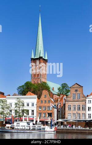 Blick auf die Stadt Lübeck, Kirche St. Petri, historische Stadthäuser an der Obertrave, Lübeck, Schleswig-Holstein, Deutschland Stockfoto