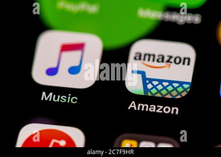 Apple Music und Amazon Icon, App Icons auf einem Handy Display, iPhone, Smartphone, Nahaufnahme Stockfoto