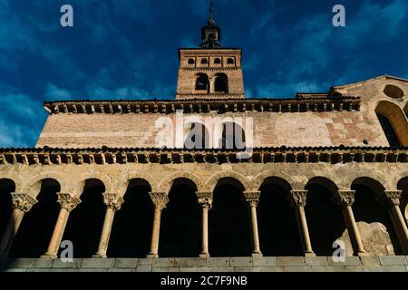 Low-Angle-Aufnahme der atemberaubenden Kirche von San Millan in Segovia, Spanien aufgenommen Stockfoto