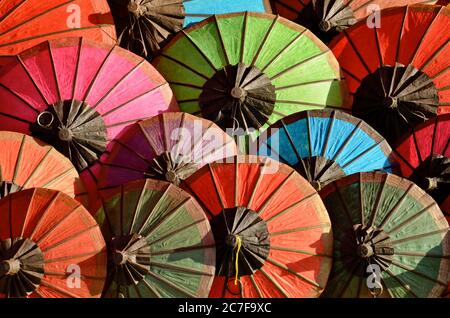 Viele bunte Regenschirme in Luang Prabang, Laos - toll für einen coolen Hintergrund oder Tapete Stockfoto